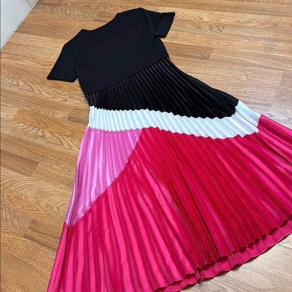 Karl Lagerfeld black and pink color block pleated short sleeve dress. Size XS. - Picture 5 of 17